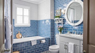 Badezimmer im maritimen Stil mit blauen Fliesen und weißen Holzakzenten